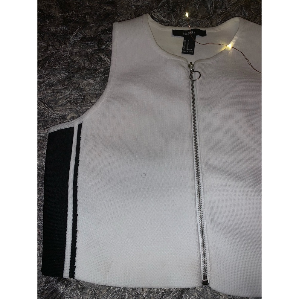 White and black nitcrop - Picture 2 of 7